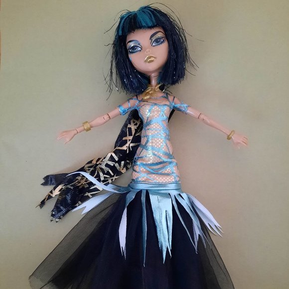 Cleo De Nile "Ghouls Rule" doll w/ accessories - Picture 2 of 4